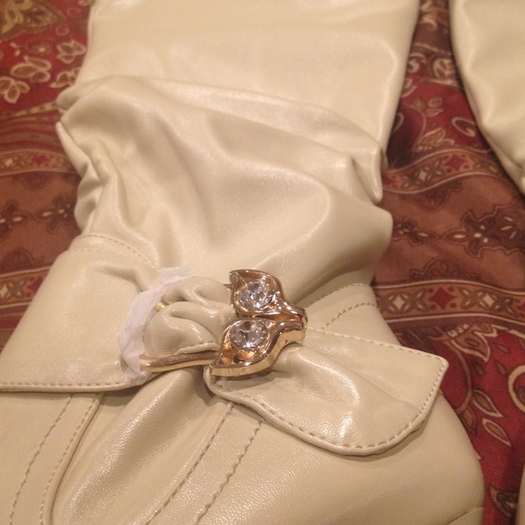 🔥🔥Cream Knee High Leather Boots🔥🔥 - Picture 2 of 4