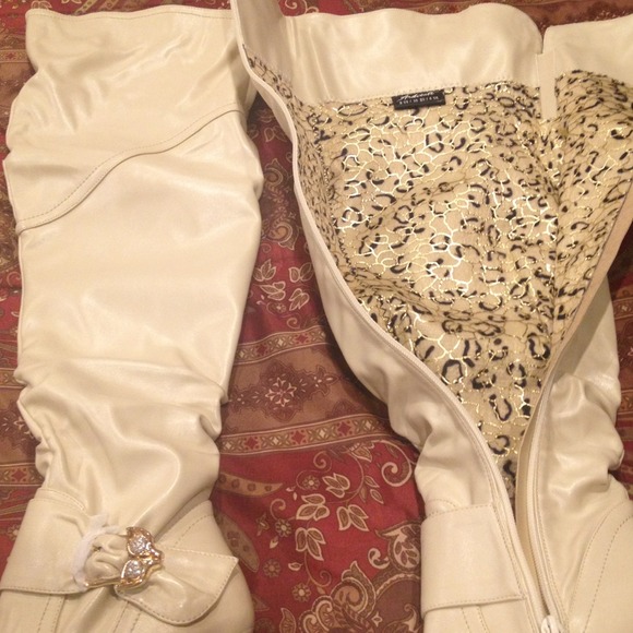 🔥🔥Cream Knee High Leather Boots🔥🔥 - Picture 3 of 4