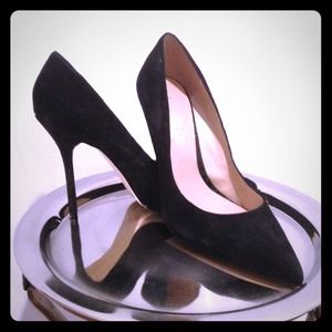 Perfect spiked black suede pump