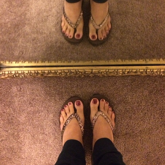 More pictures of the Inc slippers.