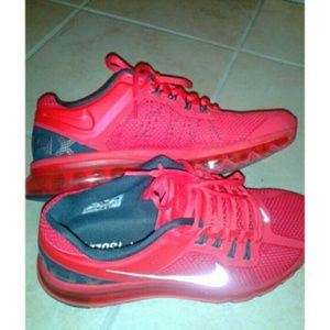 A size 9 red airmaxs