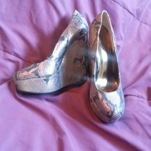 Brand new Carlos Santana Wedges