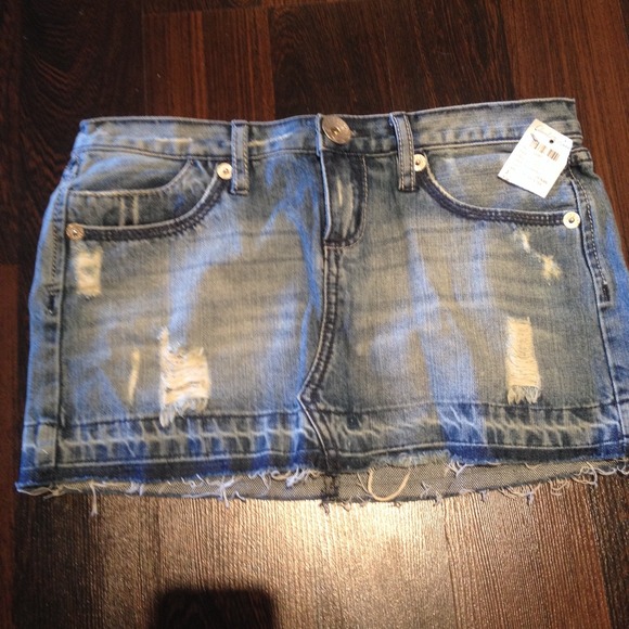 Adorable ripped mini skirt!