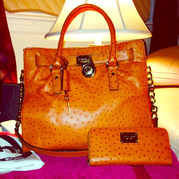 On hold... Authentic Michael kors bag and wallet.