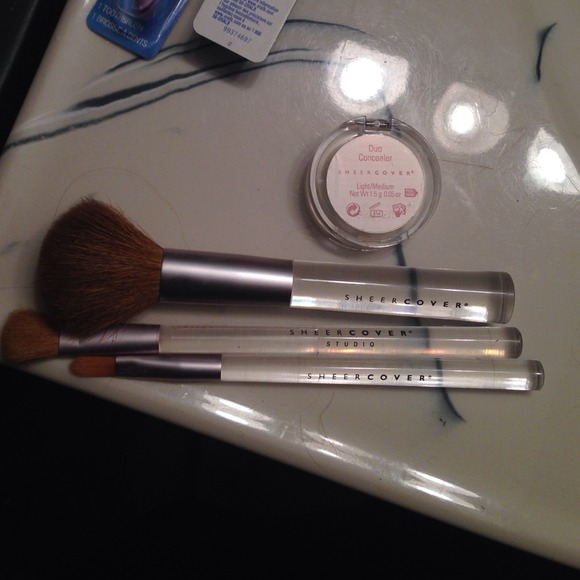Duo concealer light/medium and three brushes