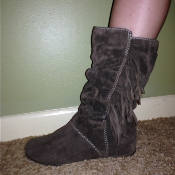 Cute smoky brown suede flat boots with fringe