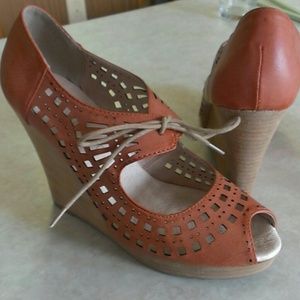 Restricted vintage-style shoes