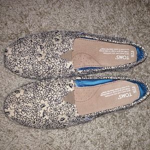 NWOT burlap floral toms RESERVED