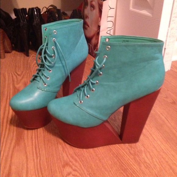 ❌SOLD❌ Chunky Wedged Cutout Heel