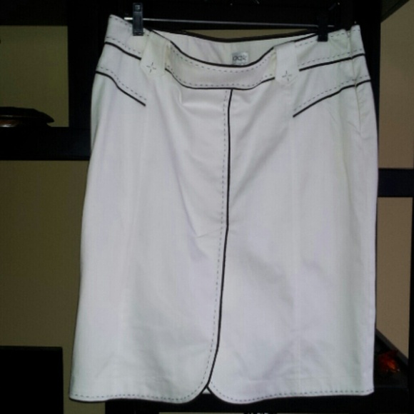 Beautiful White Cache skirt