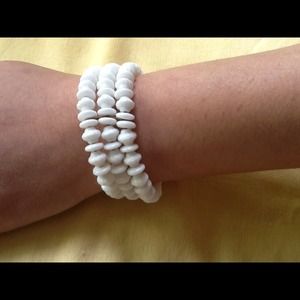 Vintage 🎉HP🎉6-2-14🎉Bracelet coil milk glass
