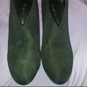 Black Stretch Front Heel