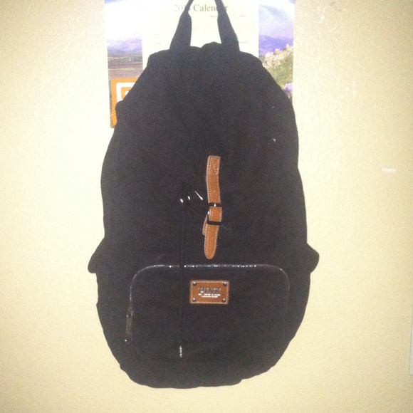 Black v.s backpack