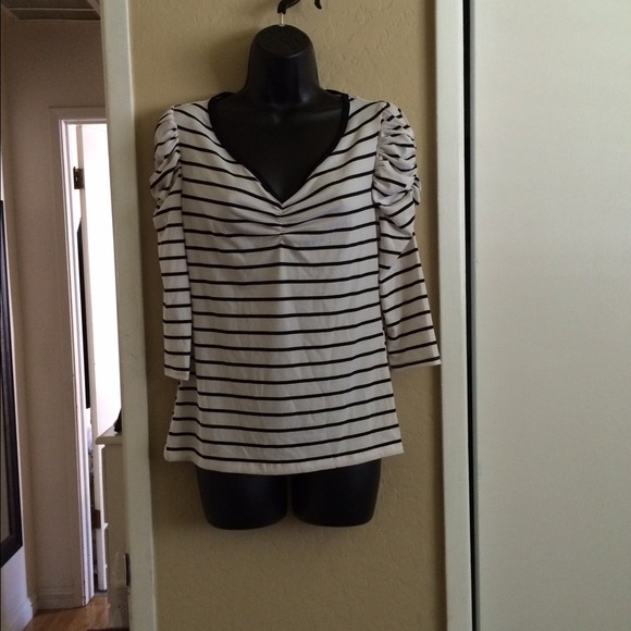 ⭐️ BRAND NEW BLOUSE ⭐️