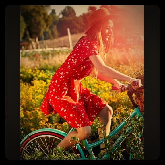Reserved!CHEERY SPRING KEYHOLE DRESS