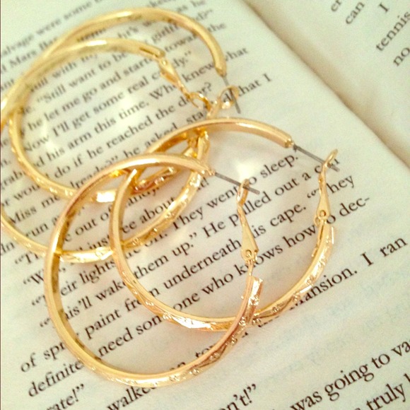 NWT 2 pairs of gold tone hoops