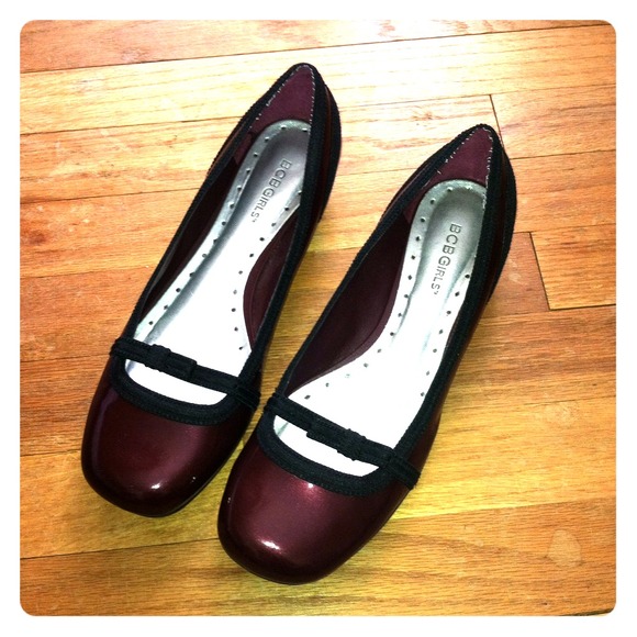 BCBGirls Shoes - BCBG kitten heel flat 💃