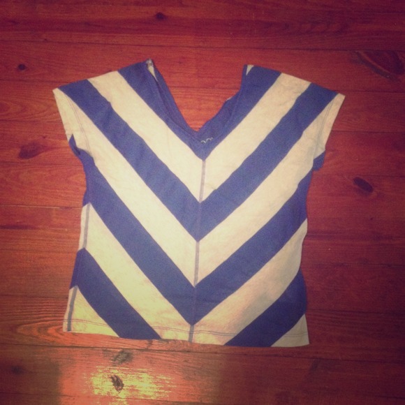 ✊✊TRADED✊✊Wide mouth blue and cream tee.