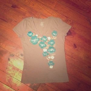 Old navy v neck tee!!!