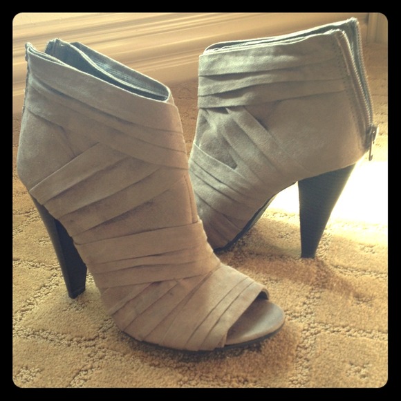 Tan heels - Picture 1 of 2