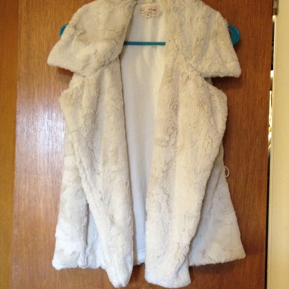 🔴SOLD🔴Faux fur vest NWOT  @victorialeslie - Picture 2 of 3