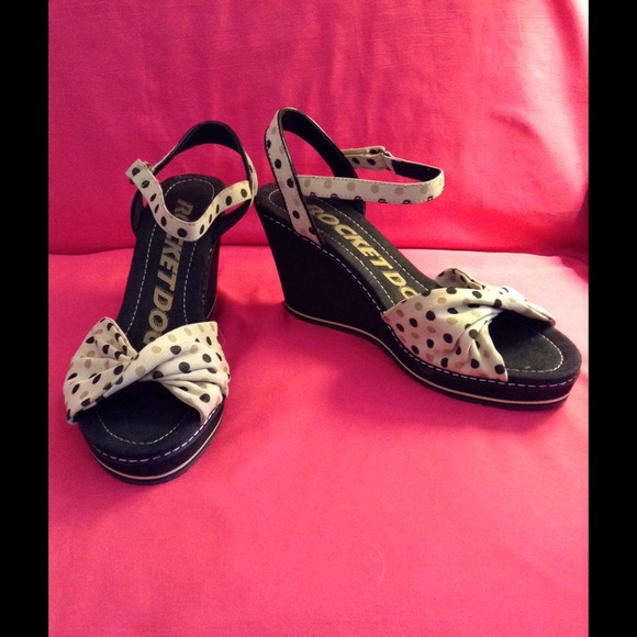 Adorable polka dot wedges🌻