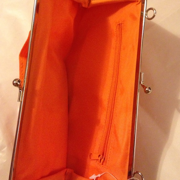 "FLASH SALE" Clutch - Picture 2 of 3