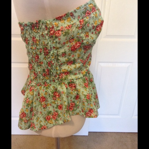 💗sweetheart neck vintage crop💜 $10 bundle add on - Picture 3 of 4