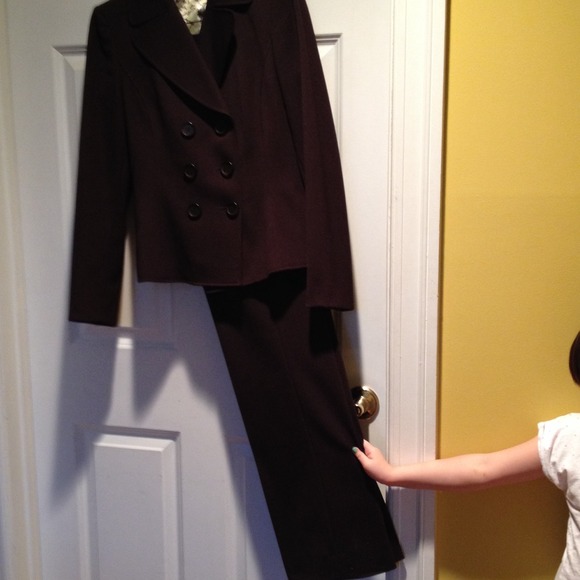 Impeccable Brown Tahari Pantsuit - Picture 2 of 3