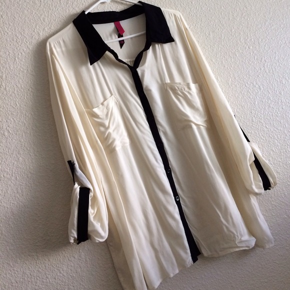 ❌SOLD❌Black & White Blouse