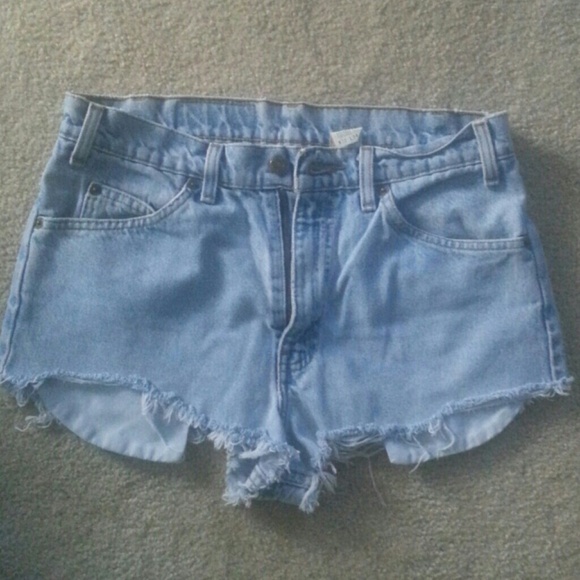 Levis 550 distressed shorts