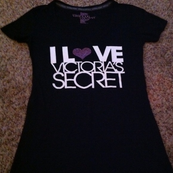 ❌Bundled❌Vs super model black tee $15 TONIGHT ONLY