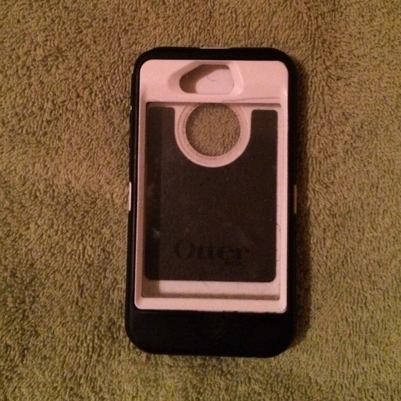 Black and White iPhone 4 otter box - Picture 1 of 3