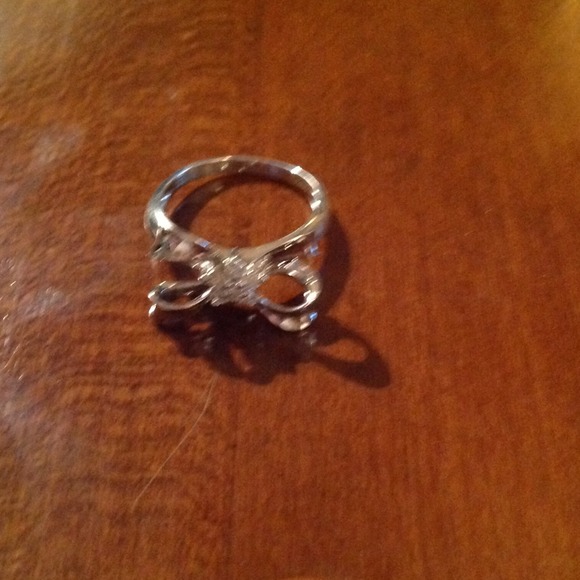 White Diamond Ribbon Ring - Picture 2 of 3