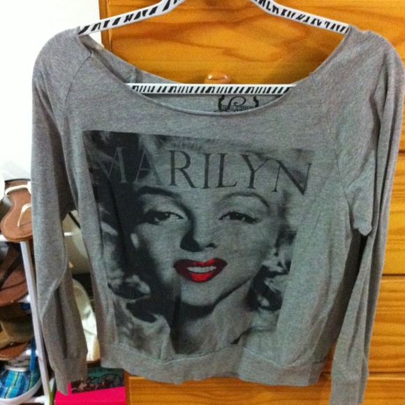 Marilyn off shoulder shirt