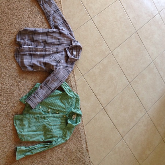 Boys long sleeve button up shirts size 4/5