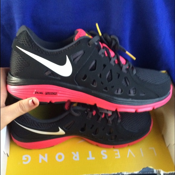 Nike Dual Fusion Livestrong Running Shoes!