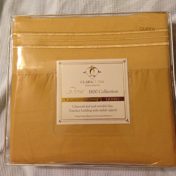 Bundle!! Queen size sheets and coach glasses.