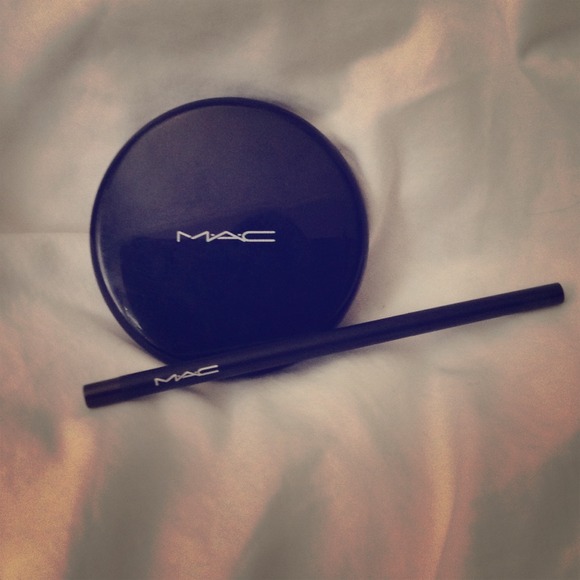 🌟NWOT MAC BUNDLE: compact + eyebrow pencil 😊