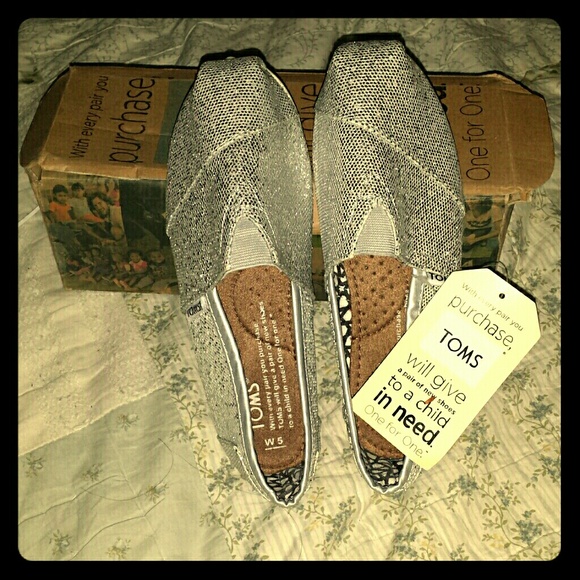 AUTH NWT SILVER TOMS
