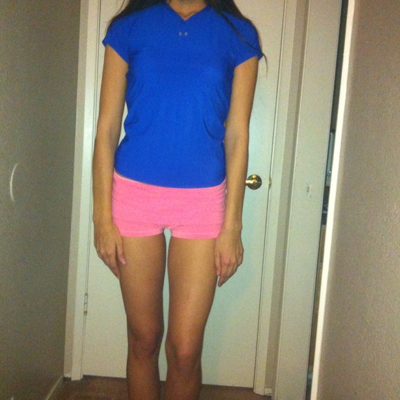 ❌ DONATED ❌ Under Armour V-neck Dry fit tee