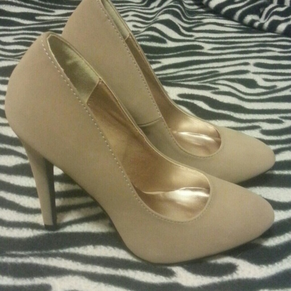 NWOT faux suede pumps