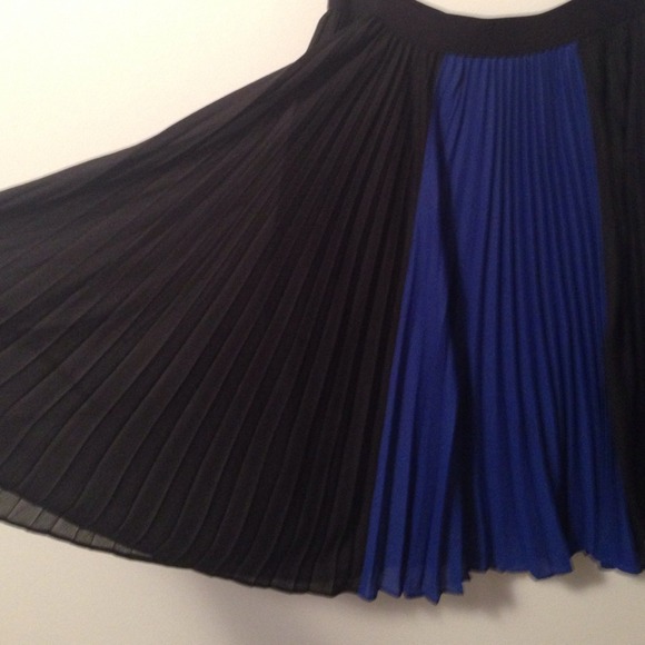 Flirty color block accordion skirt by BCBG M - Picture 2 of 3