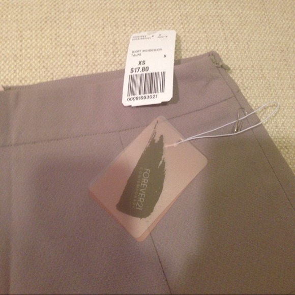 Adorable woven shorts - Picture 2 of 2