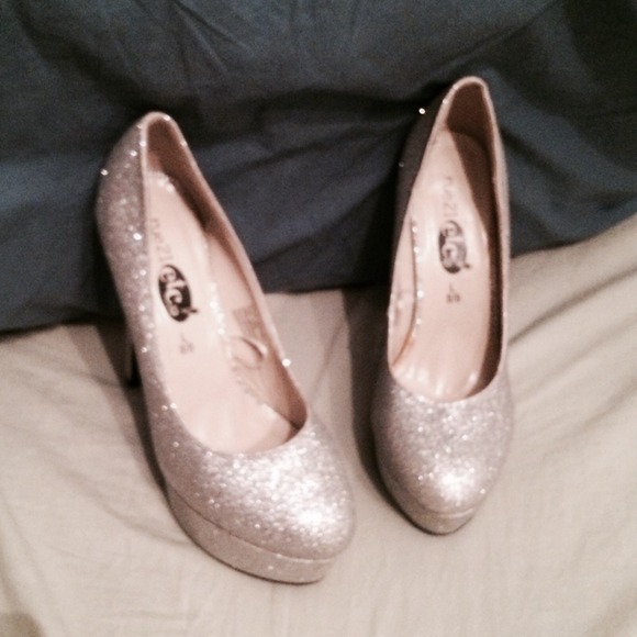 Sparkly sliver platform heels - Picture 2 of 4