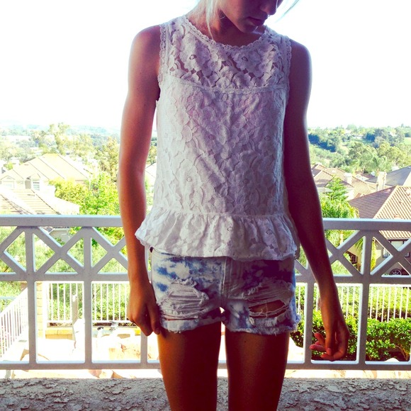 Gilly hicks lace shirt super cute