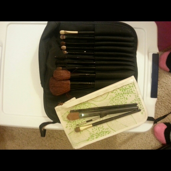 Old makeup brushes - Picture 1 of 1