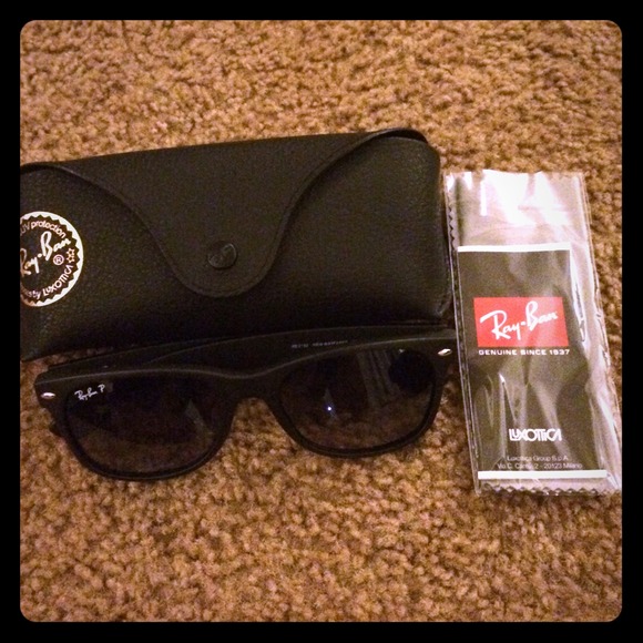 Matte black Ray-Ban