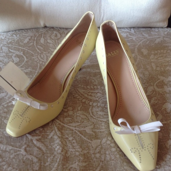 SOLD NWT Bally Yellow Leather Pumps w/ bow 6.5 US