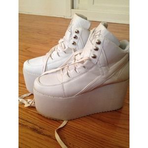 🚫Sold🚫WHITE YRU QOZMOS
